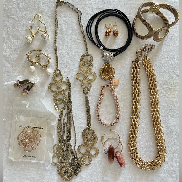 Unbranded Jewelry - Fashion Jewelry Gold Tone Jewelry Lot Necklaces Bracelets Earrings Brooches Set